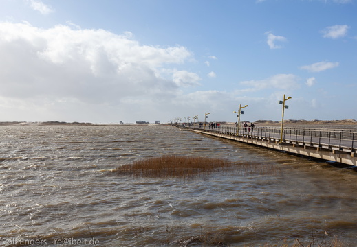 Seebrücke bei Sturmflut