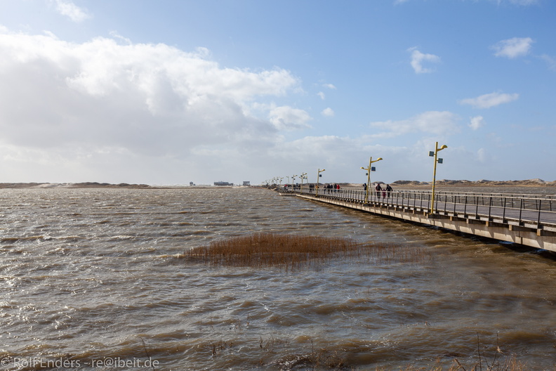 Seebrücke bei Sturmflut
